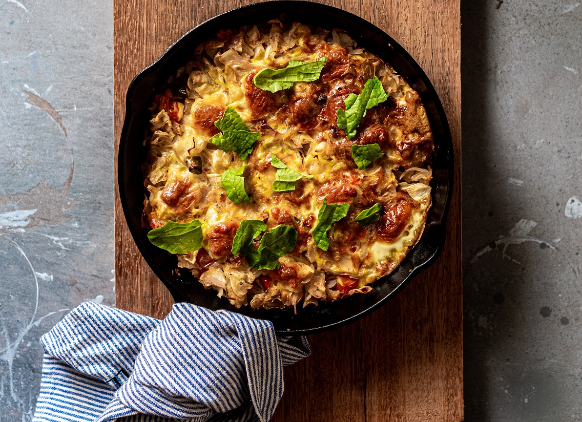 A frittata/quiche in a skillet pan